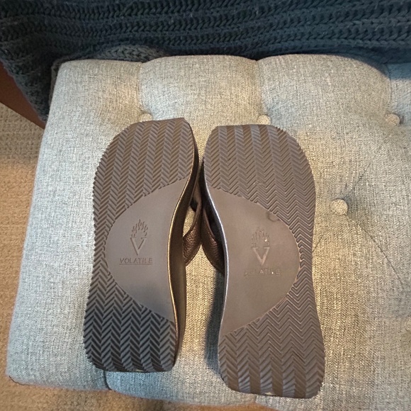 Volatile Bronze Sandels - Picture 3 of 7